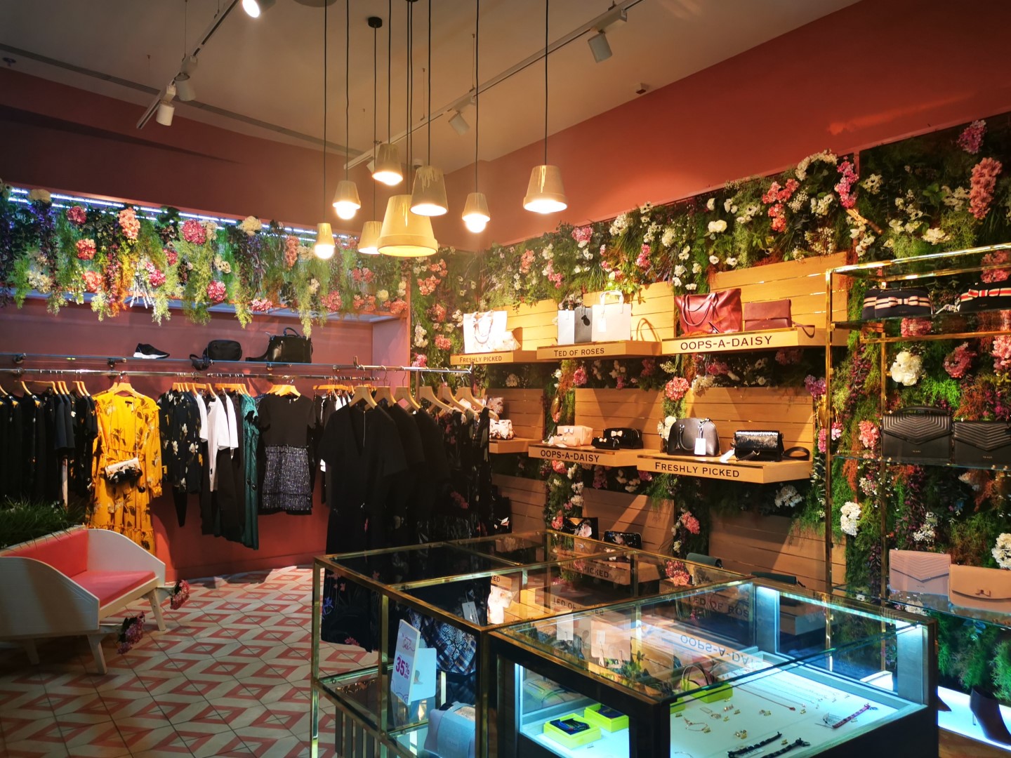 Various ˝fit out˝ projects